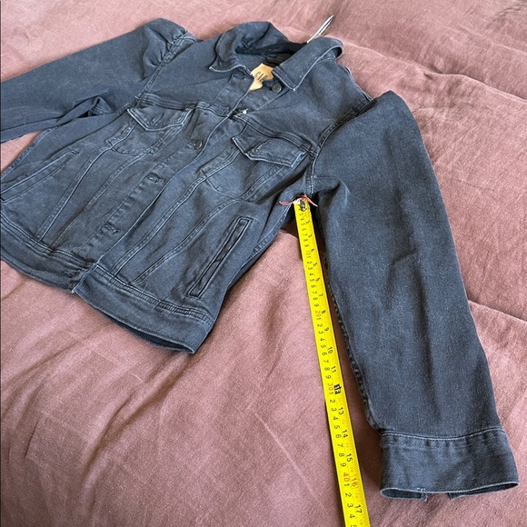 L GAP Black Puff Sleeve Classic Jean Jacket. 6 pockets total. Adjustable waist - Picture 16 of 16